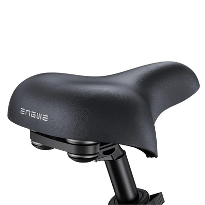 Izdelek je električno kolo znamke Engwe, model L20 3.0 Boost. Na sliki je prikazana sedežna blazina kolesa, ki je oblikovana za udobno sedenje. Sedež ima črno barvo in je zasnovan z amortizacijo, kar pripomore k boljši izkušnji med vožnjo.