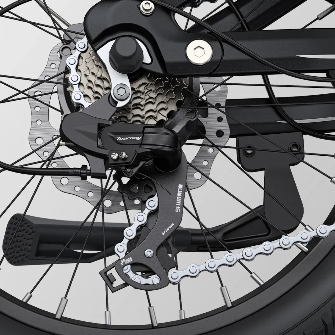 Izdelek na sliki je električno kolo, model Engwe L20. Na sliki je prikazan zadnji menjalnik Shimano Tourney, ki je del sistema za prestavljanje, ter del verige in zavornega sistema. Vidna je tudi struktura kolesa, kar nakazuje na robustno zasnovo, primerno za različne terene.