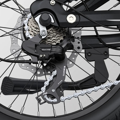 Izdelek na sliki je električno kolo, model Engwe L20. Na sliki je prikazan zadnji menjalnik Shimano Tourney, ki je del sistema za prestavljanje, ter del verige in zavornega sistema. Vidna je tudi struktura kolesa, kar nakazuje na robustno zasnovo, primerno za različne terene.