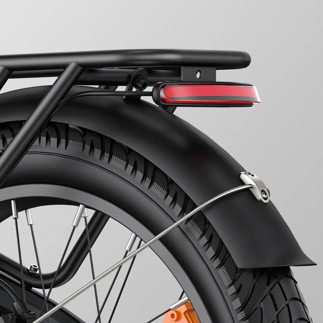 Izdelek je električno kolo, znamke Engwe, model L20 3.0 Boost. Na sliki je prikazan zadnji del kolesa, kjer so vidni široki gumi, blatnik in odsevna luč. Blatnik je oblikovan tako, da ščiti kolo pred umazanijo, medtem ko je luč zasnovana za povečanje varnosti pri vožnji v slabših svetlobnih pogojih.