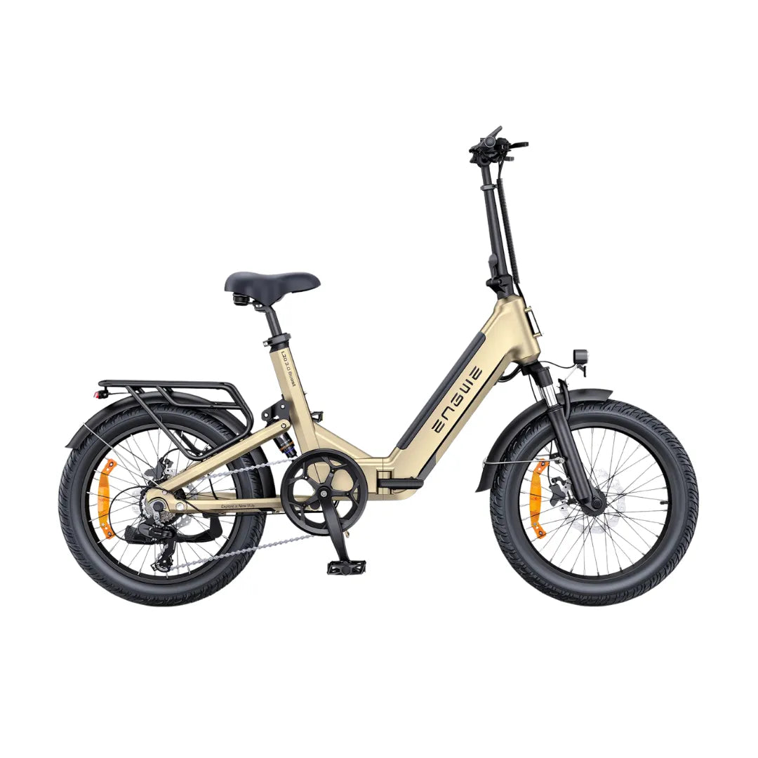 Izdelek je električno kolo znamke Engwe, model L20 3.0 Boost. Na sliki je vidno kompaktno električno kolo s kratkim okvirjem, širokimi pnevmatikami in udobnim sedežem. Kolo ima tudi zadnji nosilec in disk zavore, kar nakazuje na njegovo praktičnost in zmogljivost v urbanem okolju. Barva okvirja je svetla, kar mu daje sodoben videz.