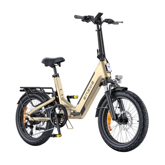 Na sliki je električno kolo znamke Engwe, model L20 3.0 Boost. Kolo ima kompakten okvir v zlatem odtenku, široke pnevmatike in udoben sedež. Vidna sta tudi nosilec za prtljago ter prednja luč, kar nakazuje na praktičnost in udobje pri vožnji.