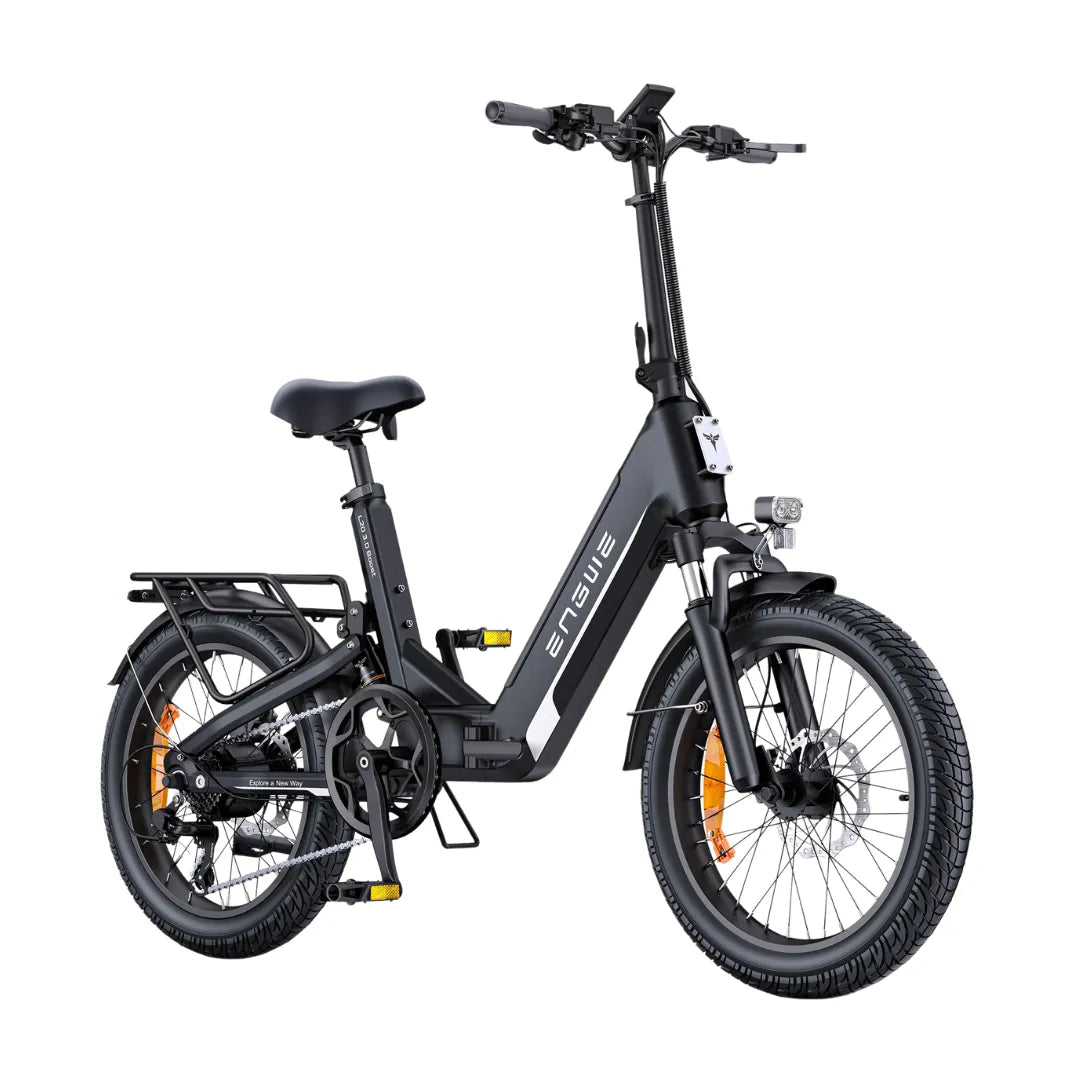 Na sliki je električno kolo znamke Engwe, model L20 3.0 Boost. Kolo ima kompakten dizajn s kratkimi kolesi, kar ga naredi primerno za mestno vožnjo. Vidni so tudi elementi, kot so sedež, krmilo in nosilec za prtljago, kar nakazuje na funkcionalnost in udobje pri vožnji. Kolo je v črni barvi in ima disk zavore ter odsevne elemente za večjo varnost.