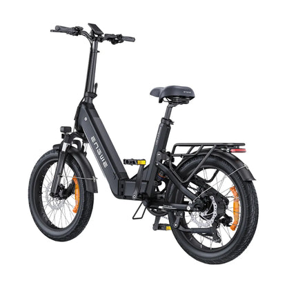 Izdelek na sliki je električno kolo znamke Engwe, model L20 3.0 Boost. Kolo ima kompaktno zasnovo s širokimi pnevmatikami in robustnim okvirjem. Na sliki so vidni tudi krmilo, sedež ter zadnji nosilec za prtljago, kar kaže na njegovo uporabnost za mestno vožnjo in prevoz manjših predmetov. Kolo je opremljeno s prednjim in zadnjim blatnikom ter disk zavorami, kar zagotavlja varno vožnjo.