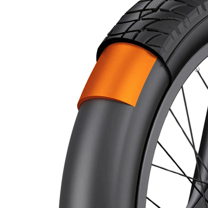 Izdelek je električno kolo znamke Engwe, model L20 3.0 Boost. Na sliki je prikazan del kolesa, natančneje pnevmatika s črnim profilom in oranžnim detajlom, ki je verjetno zaščita ali označitev. Kolo ima robusten videz, kar nakazuje na njegovo primernost za različne terene.