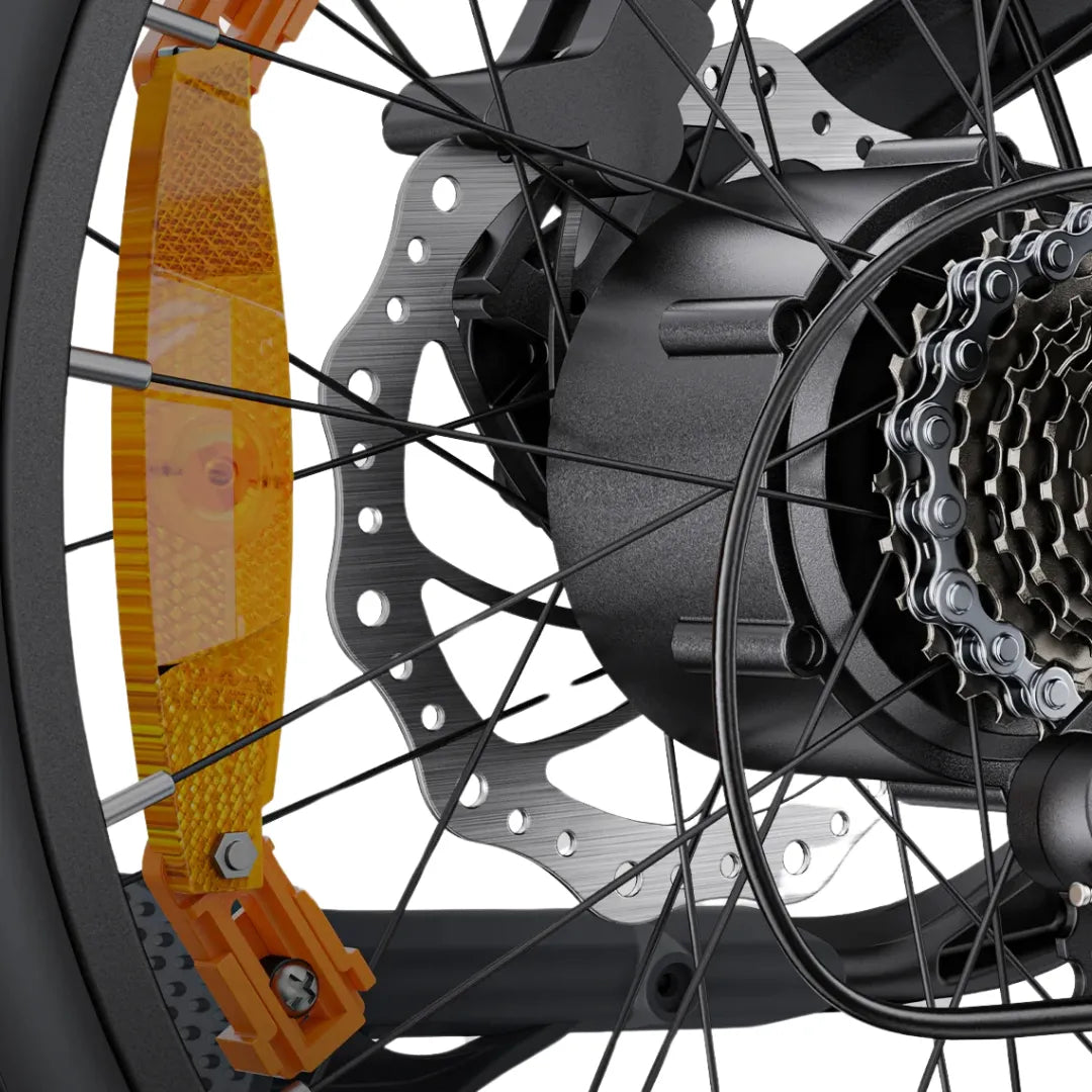 Izdelek je električno kolo, znamke Engwe, model L20 3.0 Boost. Na sliki je prikazan del zadnjega kolesa, kjer so vidni motor, zobnik in disk zavora, obdan z natančnimi žicami. Prav tako so prisotni odsevniki v oranžni barvi, ki povečujejo varnost med vožnjo.