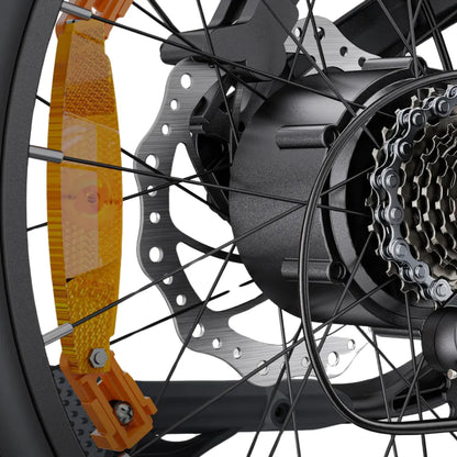 Izdelek je električno kolo, znamke Engwe, model L20 3.0 Boost. Na sliki je prikazan del zadnjega kolesa, kjer so vidni motor, zobnik in disk zavora, obdan z natančnimi žicami. Prav tako so prisotni odsevniki v oranžni barvi, ki povečujejo varnost med vožnjo.