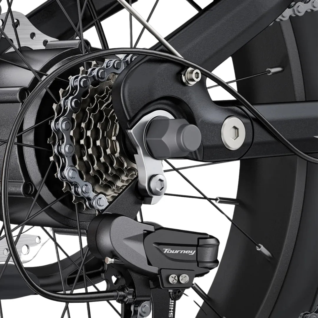 Izdelek je električno kolo, model Engwe L20 3.0 Boost. Na sliki je prikazan zadnji del kolesa, kjer so vidni motor, verižnik in menjalnik znamke Shimano Tourney. Detajli vključujejo tudi kolesne žice in mehanizem za pritrditev, kar nakazuje na robustno konstrukcijo kolesa.