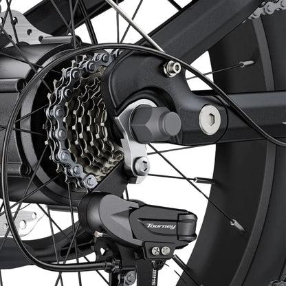 Izdelek je električno kolo, model Engwe L20 3.0 Boost. Na sliki je prikazan zadnji del kolesa, kjer so vidni motor, verižnik in menjalnik znamke Shimano Tourney. Detajli vključujejo tudi kolesne žice in mehanizem za pritrditev, kar nakazuje na robustno konstrukcijo kolesa.