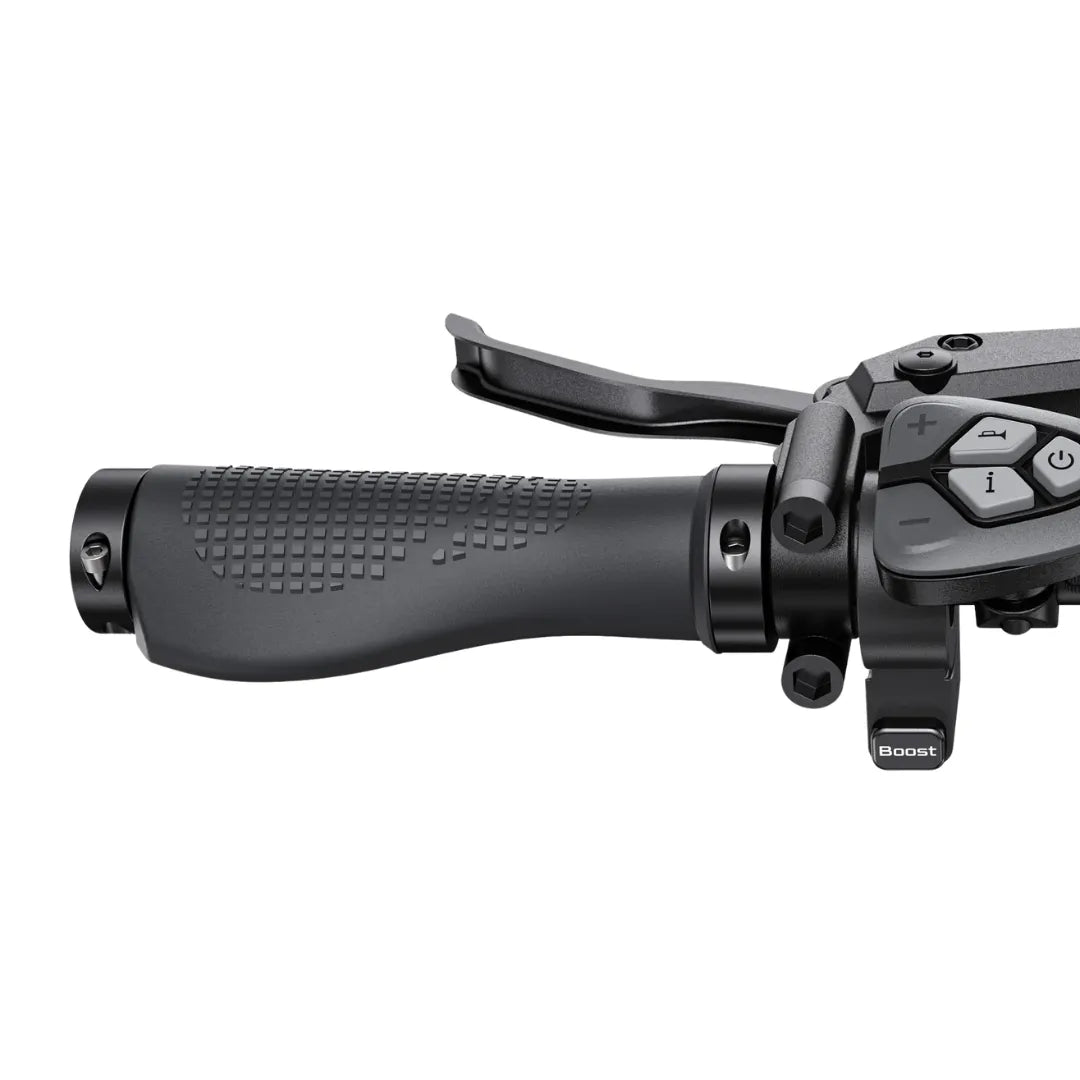 Izdelek je električno kolo znamke Engwe, model L20. Na sliki je prikazan del krmila, ki vključuje ročaj, zavoro in kontrolne gumbe. Vidna je tudi gumb za funkcijo "Boost", kar nakazuje na dodatno moč pri vožnji. Ročaj ima teksturirano površino za boljši oprijem.