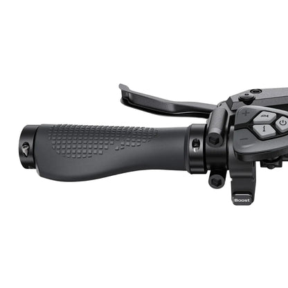 Izdelek je električno kolo znamke Engwe, model L20. Na sliki je prikazan del krmila, ki vključuje ročaj, zavoro in kontrolne gumbe. Vidna je tudi gumb za funkcijo "Boost", kar nakazuje na dodatno moč pri vožnji. Ročaj ima teksturirano površino za boljši oprijem.