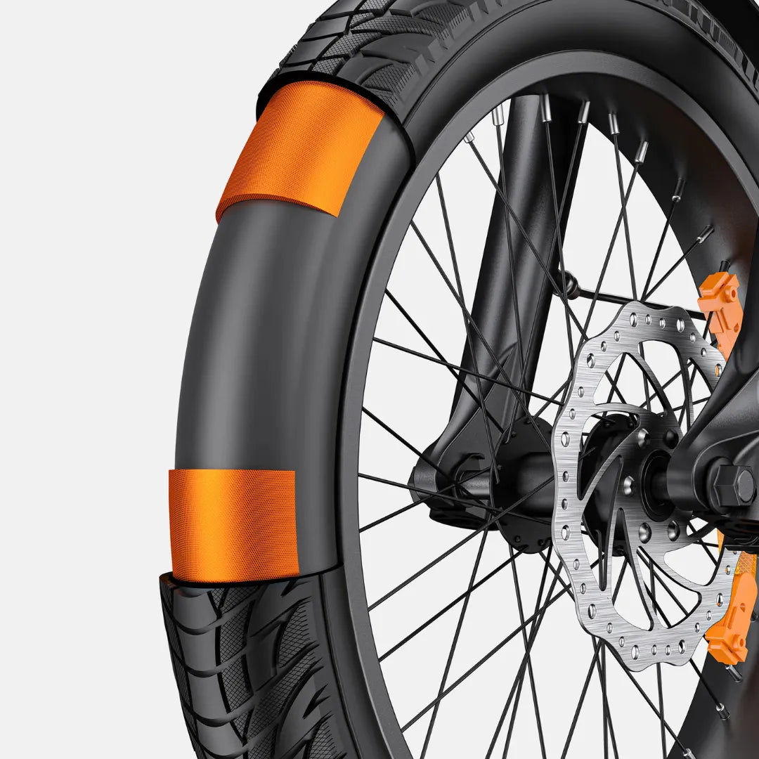 Izdelek na sliki je električno kolo znamke Engwe, model L20 3.0 Pro. Na sliki je prikazan zadnji del kolesa, kjer so vidni debeli pnevmatik in disk zavora. Oprema vključuje tudi zaščitne elemente v oranžni barvi, ki so nameščeni na platišču. Kolo je zasnovano za udobno in varno vožnjo.