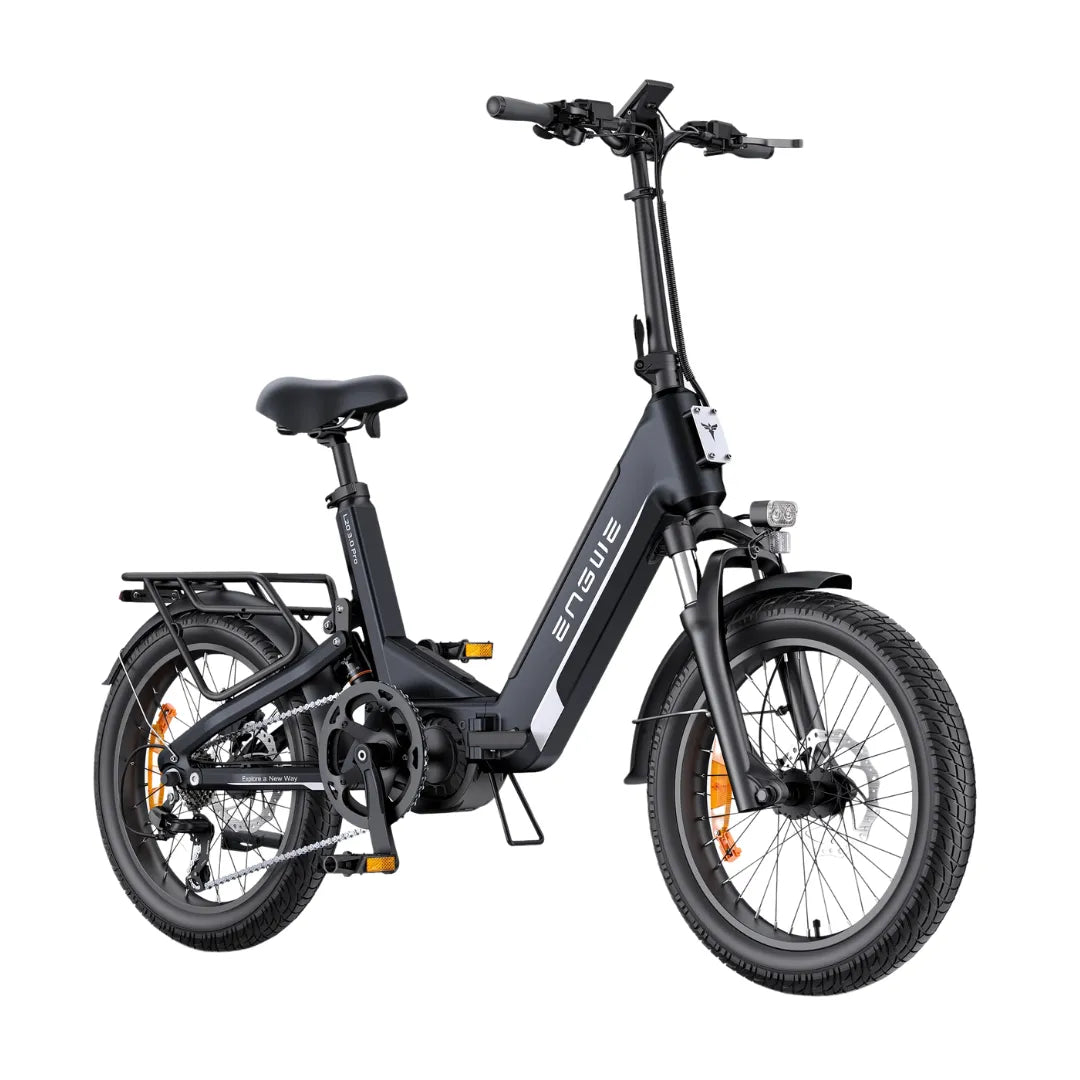 Izdelek na sliki je električno kolo znamke Engwe, model L20 3.0 Pro. Na sliki je vidno kompaktno električno kolo s kratkimi kolesi, udobnim sedežem in ergonomskimi krmili. Kolo ima tudi nosilec za prtljago na zadnjem delu ter sprednje luči, kar nakazuje na njegovo uporabnost v mestnem okolju. Celotna zasnova je moderna in praktična za vsakodnevno vožnjo.