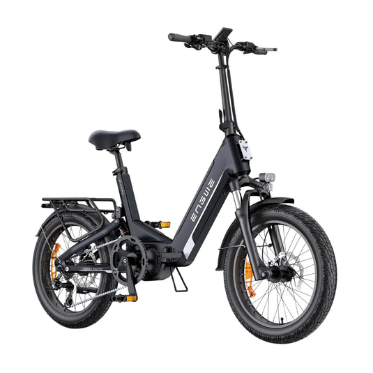 Izdelek na sliki je električno kolo znamke Engwe, model L20 3.0 Pro. Na sliki je vidno kompaktno električno kolo s kratkimi kolesi, udobnim sedežem in ergonomskimi krmili. Kolo ima tudi nosilec za prtljago na zadnjem delu ter sprednje luči, kar nakazuje na njegovo uporabnost v mestnem okolju. Celotna zasnova je moderna in praktična za vsakodnevno vožnjo.