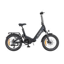 Izdelek na sliki je električno kolo, znamke Engwe, model L20 3.0 Pro. Kolo ima kompakten dizajn, z manjšimi kolesi in zložljivo konstrukcijo, kar omogoča enostavno shranjevanje in prenašanje. Na sliki so vidni tudi nosilec za prtljago, udobno sedežno mesto ter osnovni mehanizem za prestavljanje. Barva je temno siva, kar daje kolesu sodoben videz.