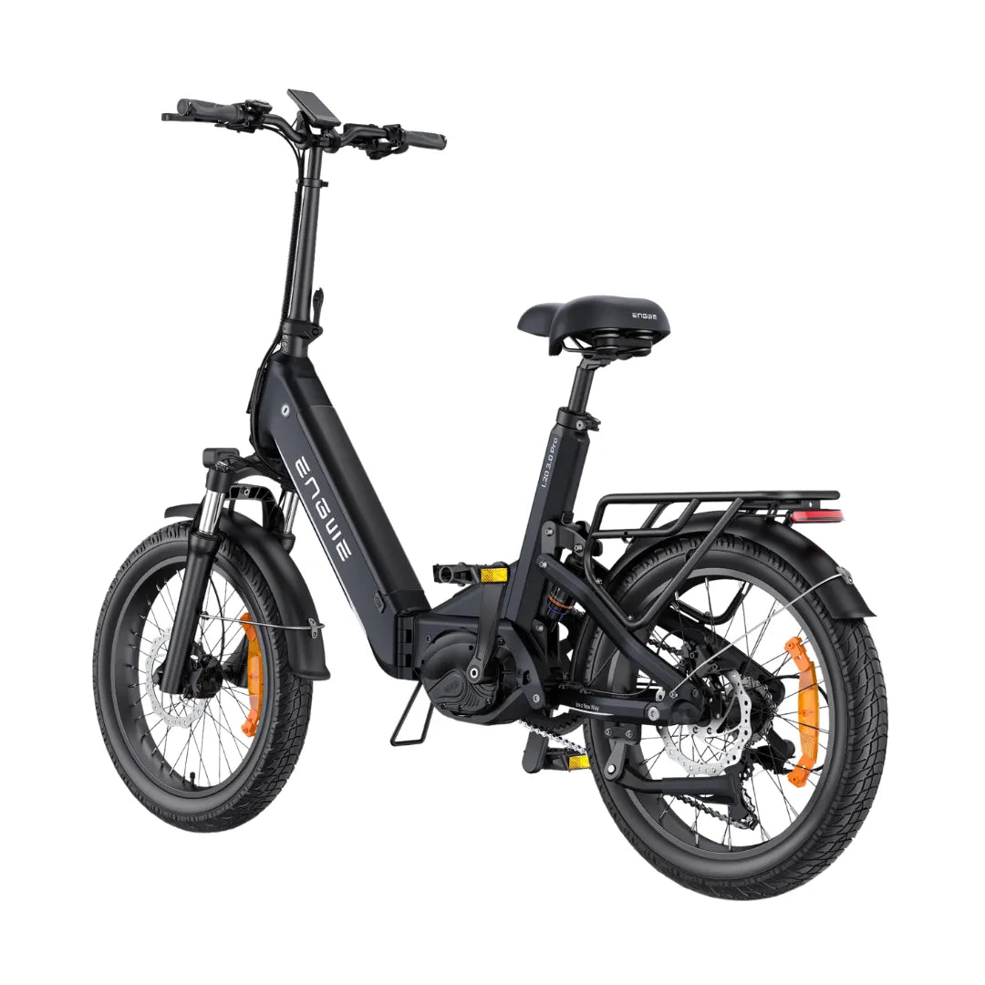 Izdelek je električno kolo, znamke Engwe, model L20 3.0 Pro. Na sliki je prikazano kolo z zložljivo konstrukcijo, kar omogoča enostavno shranjevanje in prenašanje. Ima široka kolesa, močnejši okvir ter električni motor, ki je vgrajen v zadnji del kolesa. Vidni so tudi elementi, kot so sedež, krmilo in zadnji prtljažnik, kar kaže na funkcionalnost in udobje pri vožnji.