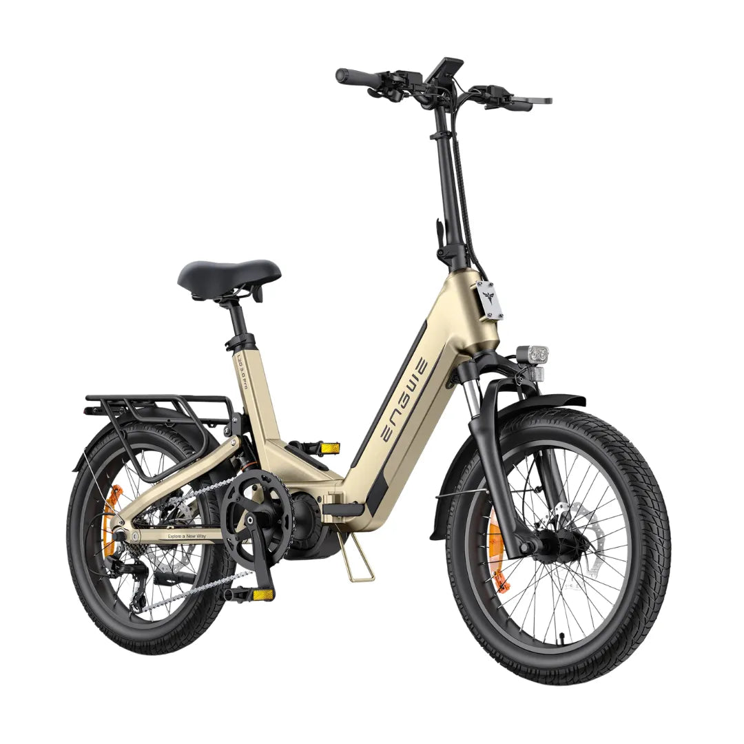 Izdelek je električno kolo, znamke Engwe, model L20 3.0 Pro. Na sliki je vidno električno kolo z zložljivo konstrukcijo, opremljeno s širokimi pnevmatikami, udobnim sedežem in ergonomskimi krmili. Kolo ima tudi nosilec za prtljago in sprednje luči, kar ga naredi primernega za mestno vožnjo. Barva okvirja je svetlo zlata, kar mu daje sodoben videz.