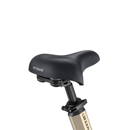 Izdelek je električno kolo, znamke Engwe, model L20 3.0 Pro. Na sliki je prikazan sedež kolesa, ki je oblikovan za udobno vožnjo, ter nosilec, ki omogoča prilagoditev višine sedeža. Sedež ima črno barvo z logotipom znamke Engwe.