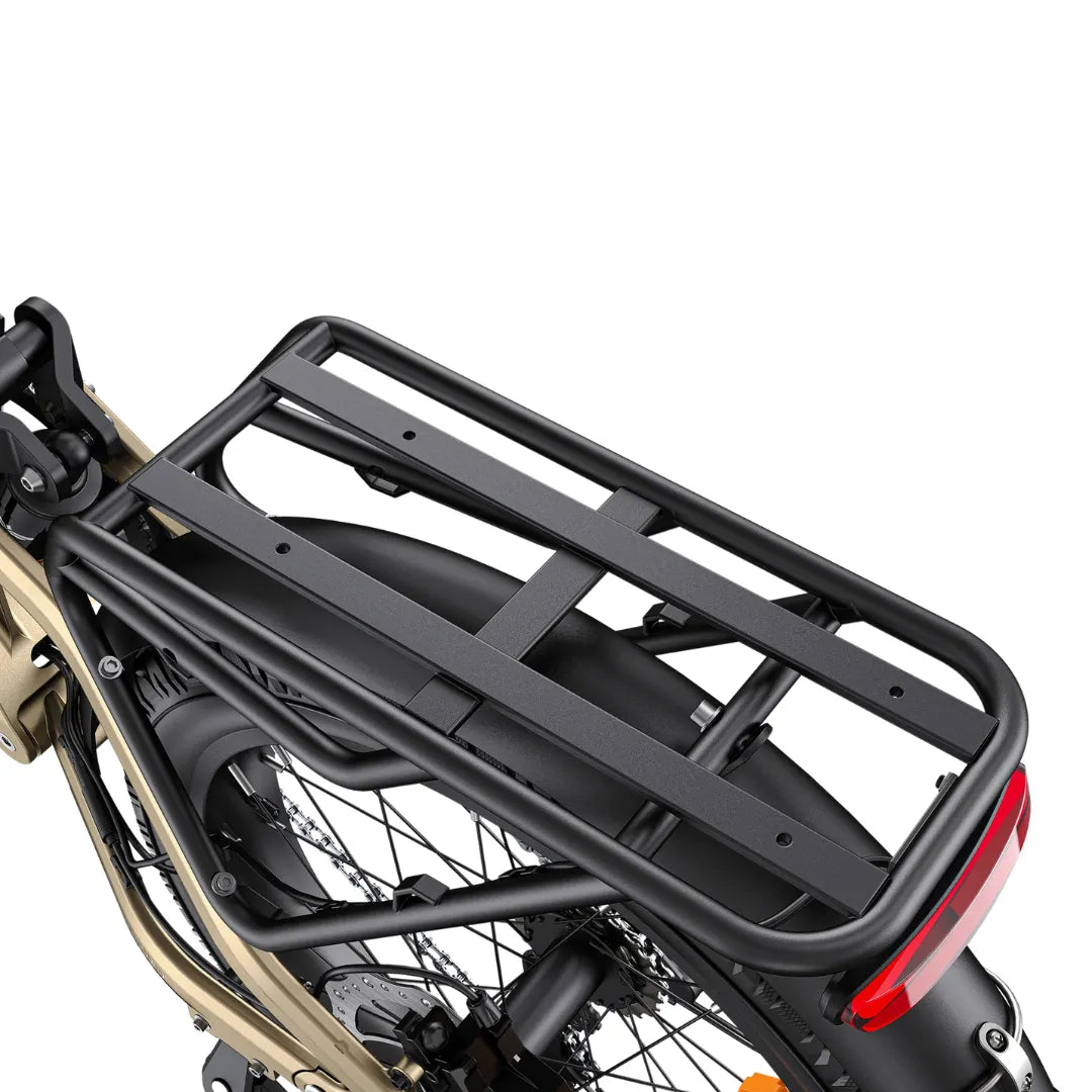 Izdelek je električno kolo, znamke Engwe, model L20 3.0 Pro. Na sliki je prikazan zadnji del kolesa z nosilcem za prtljago, ki je črne barve in ima robustno konstrukcijo. Vidna je tudi zadnja luč in del kolesa, kar kaže na zasnovo, ki omogoča udobno prevoznost in dodatno funkcionalnost.