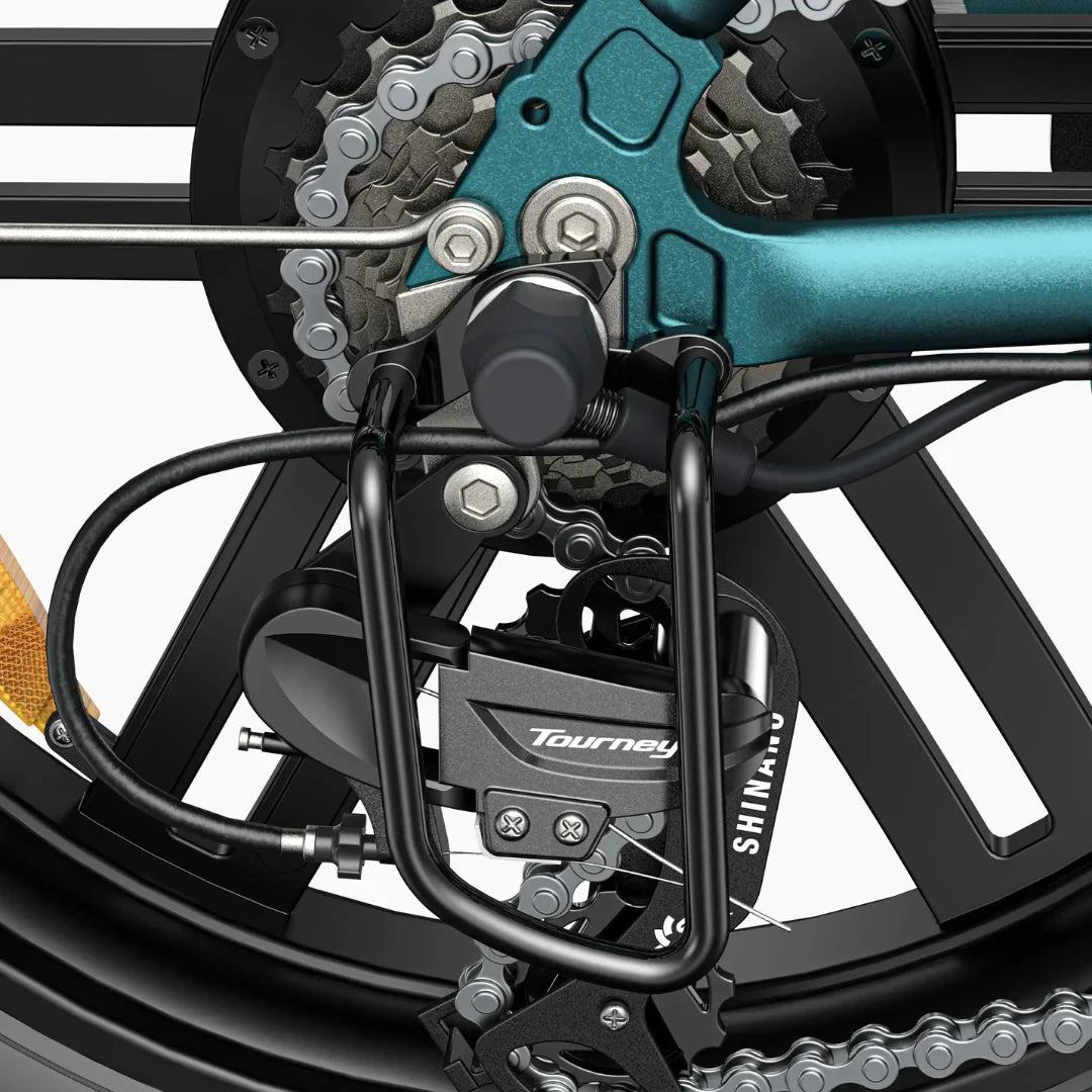 Izdelek na sliki je električno kolo, model Engwe L20 Boost. Na sliki je prikazan del zadnjega kolesa, kjer so vidni menjalnik in verižni sistem. Menjalnik je označen z znamko Shimano Tourney, kar nakazuje na kakovostno opremo, ki omogoča učinkovito prestavljanje. Celoten sistem je zasnovan za izboljšano zmogljivost in udobje pri vožnji.