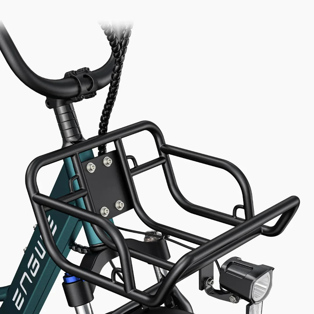 Izdelek je električno kolo znamke Engwe, model L20 Boost. Na sliki je prikazan del okvirja s prednjim nosilcem in svetilko. Nosilec je robustne konstrukcije in je namenjen prenašanju tovora, medtem ko svetilka zagotavlja vidnost in varnost med vožnjo.