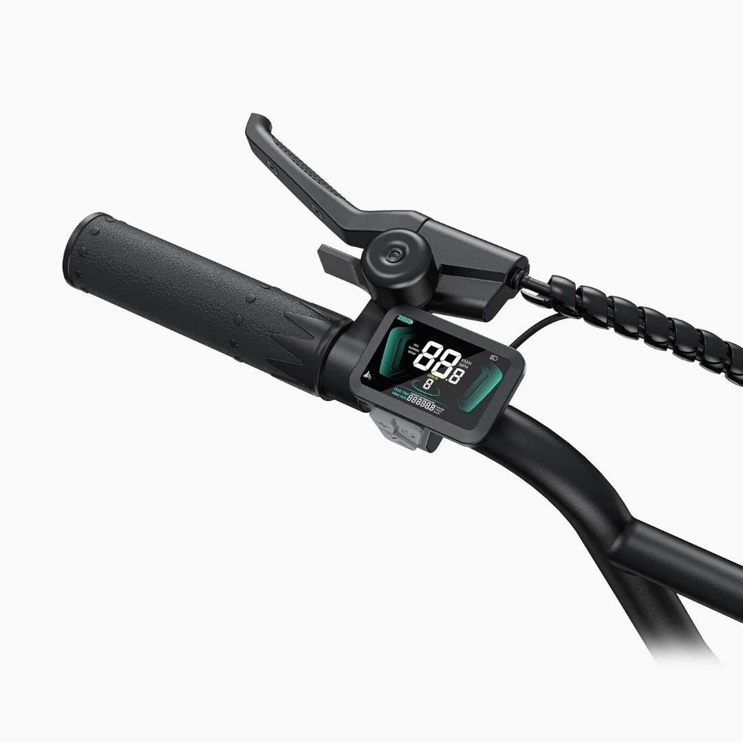 Na sliki je električno kolo, model Engwe L20 Boost. Vidna je ročica za zaviranje in digitalni zaslon, ki prikazuje hitrost ter druge podatke o vožnji. Ročaj je gumiran za boljši oprijem, zaslon pa je zasnovan za enostavno branje med vožnjo.