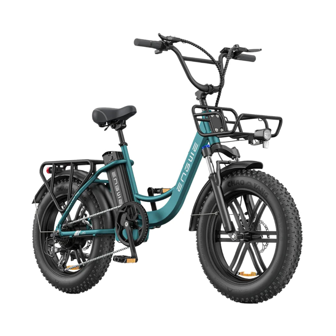 Izdelek na sliki je električno kolo, znamke Engwe, model L20 Boost. Kolo ima široke pnevmatike, kar omogoča boljšo stabilnost in udobje pri vožnji po različnih terenih. Na sliki so vidni tudi nosilec za prtljago na zadnjem delu, udoben sedež ter upravljalne ročice na krmilu. Barvna kombinacija je modra, kar daje kolesu sodoben videz.