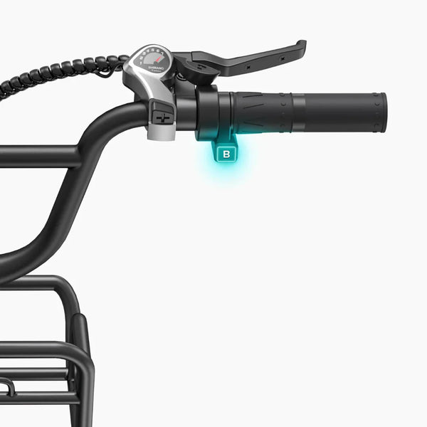 Izdelek je električno kolo znamke Engwe, model L20 Boost. Na sliki je prikazan del krmila, kjer so vidni ročaj za plin, prestavna ročica Shimano ter gumb označen z 