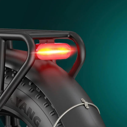 Izdelek je električno kolo, model Engwe L20 Boost. Na sliki je prikazan zadnji del kolesa z vidnim nosilcem in rdečo lučjo, ki služi kot opozorilna svetilka. Kolo ima široko pnevmatiko, kar nakazuje na stabilnost in zmogljivost pri vožnji.