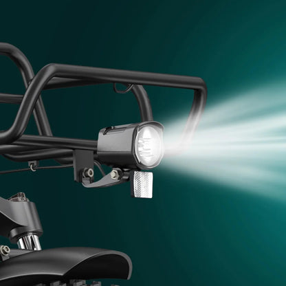 Izdelek je električno kolo, model Engwe L20 Boost. Na sliki je prikazana sprednja luč, ki je nameščena na okvirju kolesa. Luč oddaja svetlobo, kar omogoča boljšo vidnost med vožnjo v temnejših pogojih. Kolo ima robustno konstrukcijo in je zasnovano za udobno vožnjo.