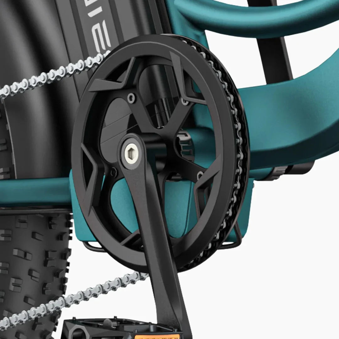 Izdelek na sliki je električno kolo, znamke Engwe, model L20 Boost. Na sliki je vidna veriga in pogonski sistem, ki vključuje črno kolo z več kraki in del motorja, kar nakazuje na robustno konstrukcijo, primerna za različne terene. Kolo ima tudi široke gume, kar dodatno povečuje njegovo stabilnost in zmogljivost.