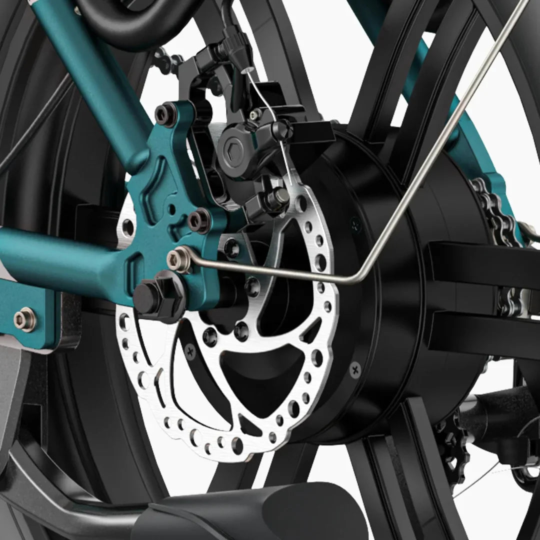 Izdelek na sliki je električno kolo, model Engwe L20 Boost. Vidna je podrobnost zadnjega kolesa, kjer so prikazani motor, zavorni disk in del okvirja. Barvna kombinacija vključuje modre in črne elemente, kar daje kolesu sodoben videz. Zavorni sistem je diskasta zavora, kar zagotavlja učinkovito ustavljanje.