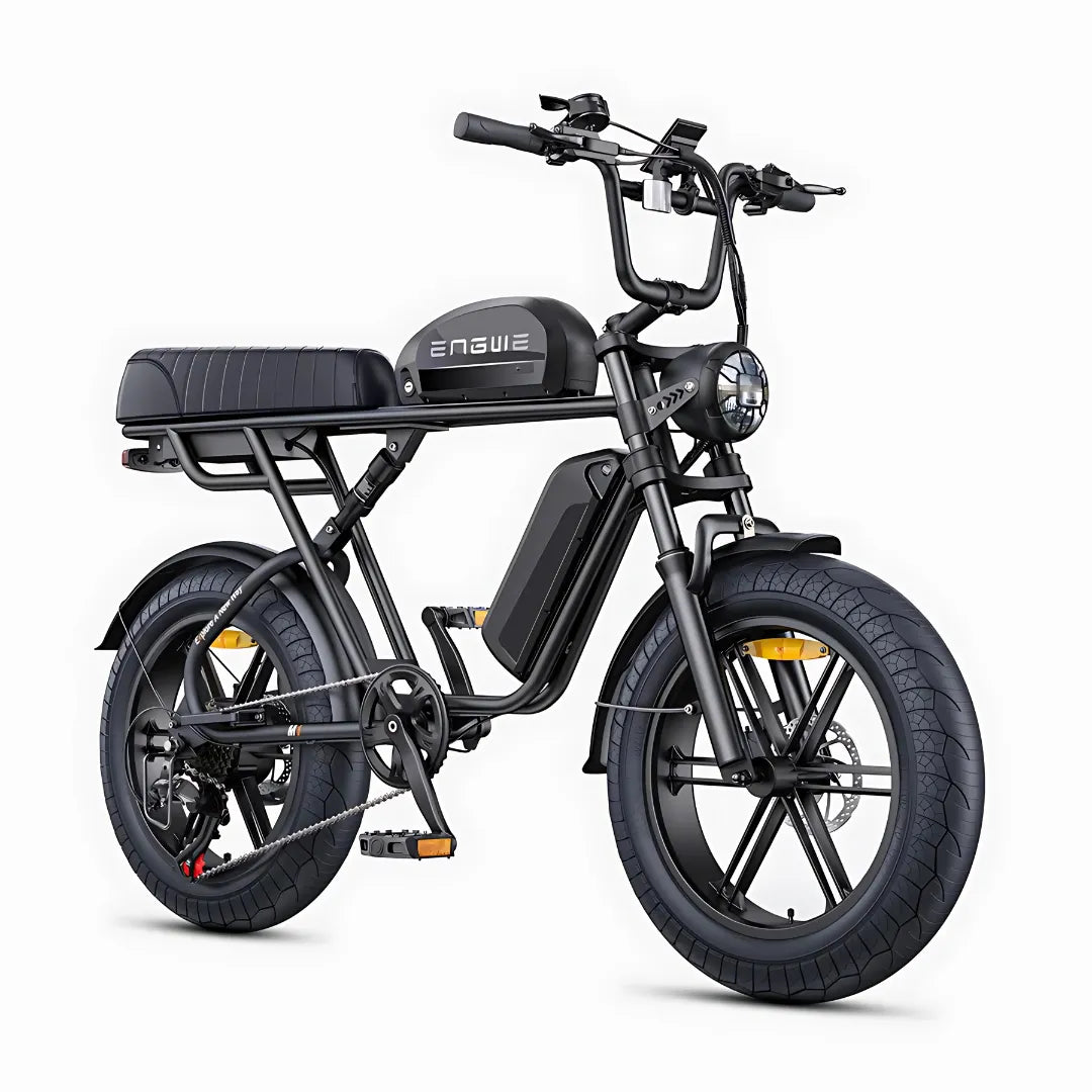 Izdelek na sliki je električno kolo, znamke Engwe, model M1. Na sliki je vidno kolo s širokimi pnevmatikami, robustnim okvirjem in udobnim sedežem. Na kolesu je nameščena baterija, kar omogoča električni pogon, ter sprednja luč za boljšo vidljivost. Celoten dizajn je sodoben in minimalističen, kar daje kolesu atraktiven videz.