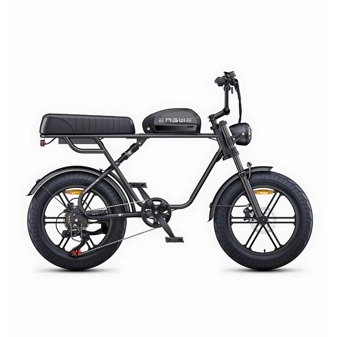 Izdelek na sliki je električno kolo, znamke Engwe, model M1. Na sliki je vidno kolo s širokimi gumami, minimalističnim okvirjem in udobnim sedežem. Kolo ima tudi vidno baterijo na okvirju ter klasično kolo s pedali in zavorami. Celoten dizajn je sodoben in kompakten, kar ga naredi primernega za mestno vožnjo.