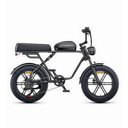 Izdelek na sliki je električno kolo, znamke Engwe, model M1. Na sliki je vidno kolo s širokimi gumami, minimalističnim okvirjem in udobnim sedežem. Kolo ima tudi vidno baterijo na okvirju ter klasično kolo s pedali in zavorami. Celoten dizajn je sodoben in kompakten, kar ga naredi primernega za mestno vožnjo.