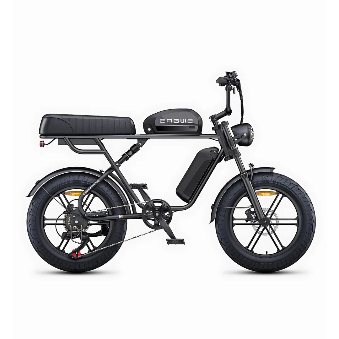 Izdelek na sliki je električno kolo, znamke Engwe, model M1. Na sliki je vidna črna okvirna konstrukcija s širokimi pnevmatikami, električnim motorjem in baterijo, ki je nameščena na okvirju. Kolo ima tudi udobno sedežno površino in klasične pedalke, kar omogoča tako električno kot klasično vožnjo.