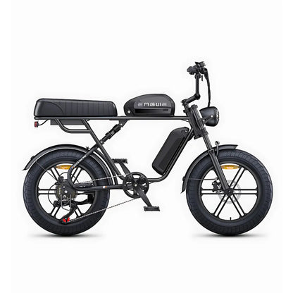 Izdelek na sliki je električno kolo, znamke Engwe, model M1. Na sliki je vidna črna okvirna konstrukcija s širokimi pnevmatikami, električnim motorjem in baterijo, ki je nameščena na okvirju. Kolo ima tudi udobno sedežno površino in klasične pedalke, kar omogoča tako električno kot klasično vožnjo.