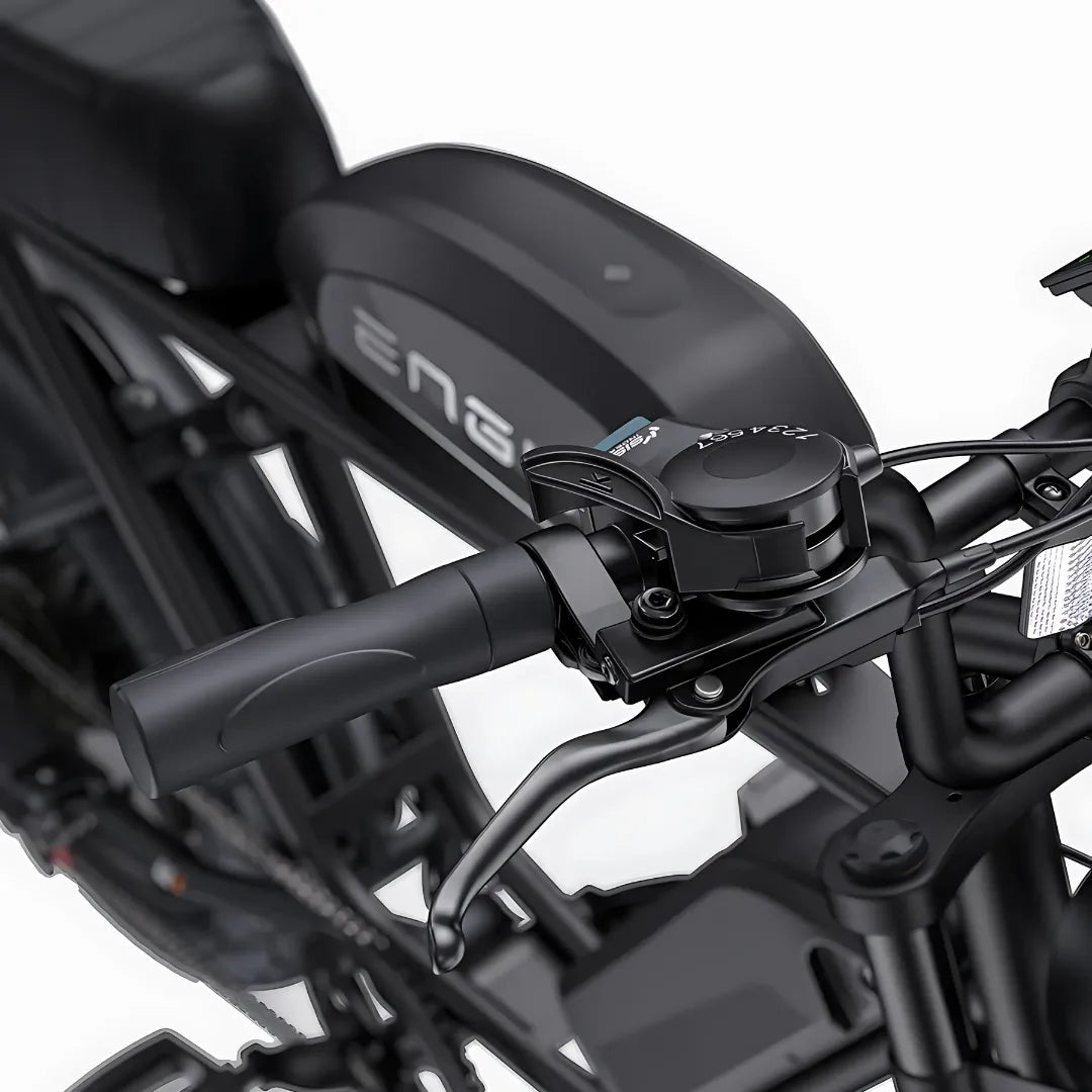 Izdelek na sliki je električno kolo znamke Engwe, model M1. Na sliki so vidni krmili, zavorna ročica in del nadzornega sistema. Barvna zasnova je pretežno črna, kar daje kolesu sodoben in eleganten videz.