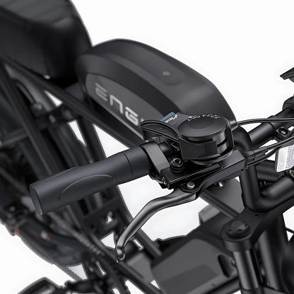 Izdelek na sliki je električno kolo znamke Engwe, model M1. Na sliki so vidni krmili, zavorna ročica in del nadzornega sistema. Barvna zasnova je pretežno črna, kar daje kolesu sodoben in eleganten videz.