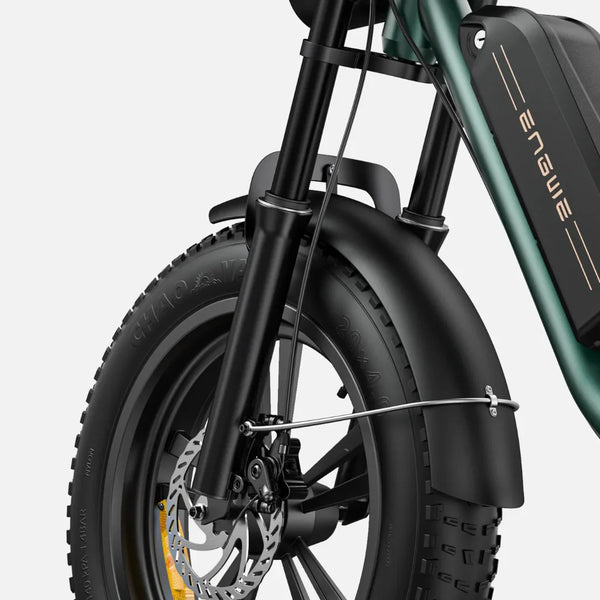 Izdelek je električno kolo, znamke Engwe, model M20. Na sliki je prikazan sprednji del kolesa, ki vključuje široko pnevmatiko in disk zavore. Vidna je tudi okvirna konstrukcija in baterija, kar nakazuje na električni pogon ter robustno zasnovo, primerna za različne terene.