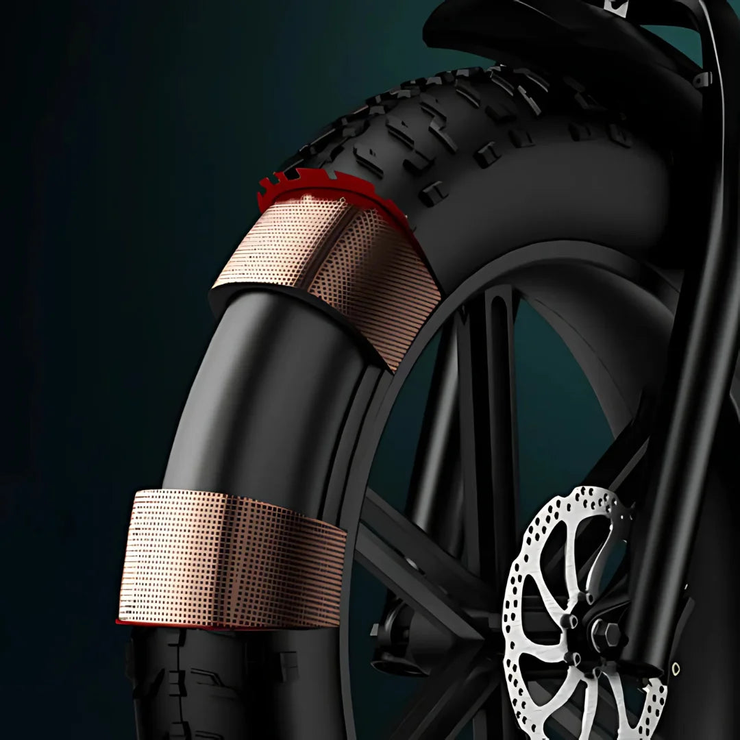 Izdelek je električno kolo, znamke Engwe, model M20. Na sliki je prikazan del zadnjega kolesa, ki vključuje široko pnevmatiko z izrazitim profilom, kar nakazuje na sposobnost vožnje po različnih terenih. Vidni so tudi elementi, ki verjetno služijo za izboljšanje oprijema in stabilnosti, ter disk zavora, kar prispeva k varnosti pri vožnji.