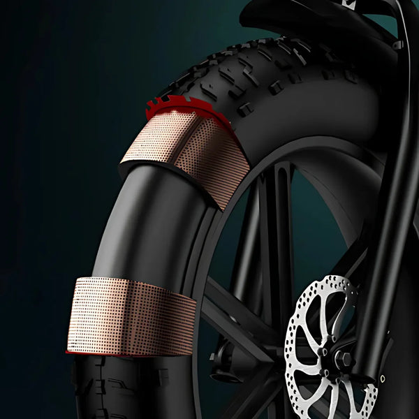 Izdelek je električno kolo, znamke Engwe, model M20. Na sliki je prikazan del zadnjega kolesa, ki vključuje široko pnevmatiko z izrazitim profilom, kar nakazuje na sposobnost vožnje po različnih terenih. Vidni so tudi elementi, ki verjetno služijo za izboljšanje oprijema in stabilnosti, ter disk zavora, kar prispeva k varnosti pri vožnji.