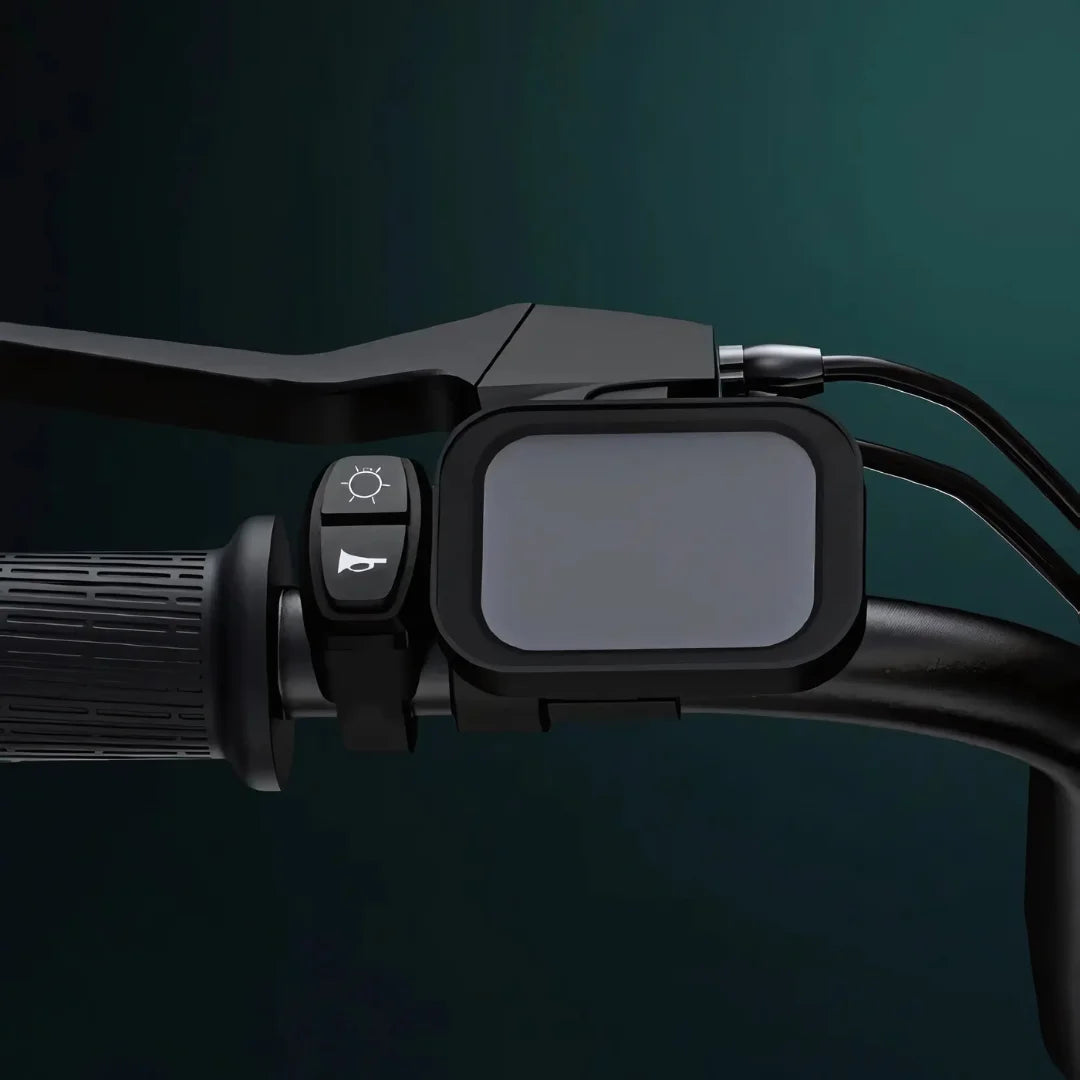 Izdelek je električno kolo, model Engwe M20. Na sliki je prikazan del krmila, ki vključuje zaslon in gumbe za upravljanje. Zaslon je prazen, ob njem pa sta gumb za luči in gumb za zvonec. Kolo ima ergonomsko oblikovane ročaje, kar nakazuje na udobno vožnjo.