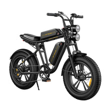 Izdelek je električno kolo, znamke Engwe, model M20. Na sliki je vidno kolo s trdnimi, širokimi pnevmatikami, dvema sprednjima lučema ter dvema baterijama, ki sta nameščeni na okvirju. Kolo ima robusten dizajn in je primerno za vožnjo po različnih terenih. Barvna kombinacija vključuje črno in rumeno, kar mu daje sodoben videz.