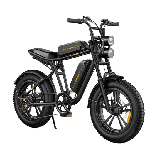 Izdelek je električno kolo, znamke Engwe, model M20. Na sliki je vidno kolo s trdnimi, širokimi pnevmatikami, dvema sprednjima lučema ter dvema baterijama, ki sta nameščeni na okvirju. Kolo ima robusten dizajn in je primerno za vožnjo po različnih terenih. Barvna kombinacija vključuje črno in rumeno, kar mu daje sodoben videz.