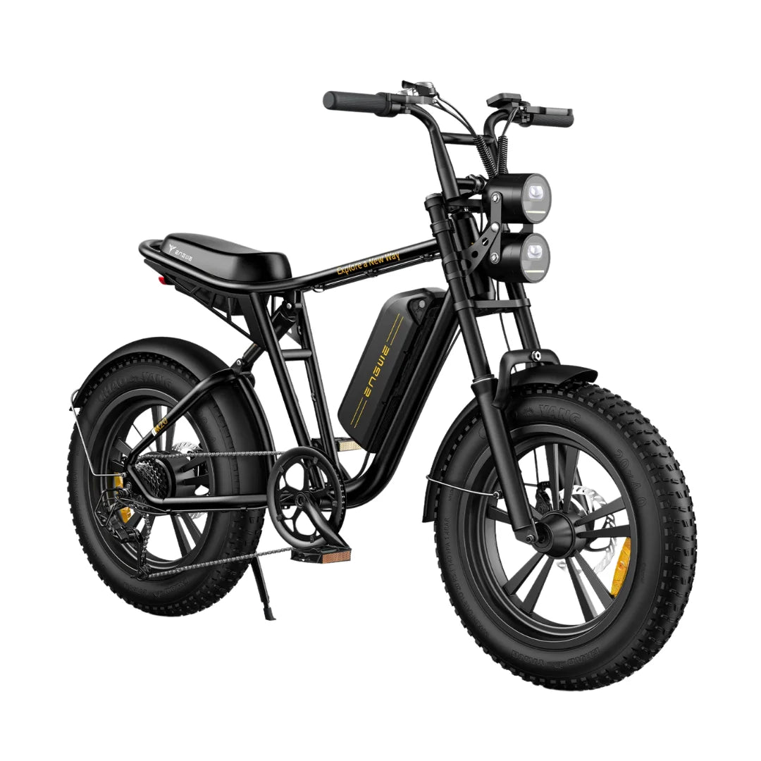 Izdelek na sliki je električno kolo znamke Engwe, model M20. Kolo ima robustno zasnovo s širokimi pnevmatikami, kar omogoča boljšo stabilnost in udobje pri vožnji po različnih površinah. Na sprednjem delu sta vidni dve luči, ki zagotavljata boljšo vidnost, in vgrajena baterija, ki se nahaja na okvirju. Celotna zasnova je moderna in športna, kar je privlačno za uporabnike, ki iščejo funkcionalno in estetsko električno kolo.