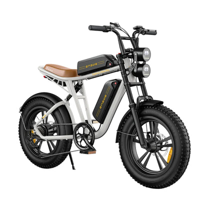 Izdelek na sliki je električno kolo, model Engwe M20. Kolo ima robustno zasnovo s širokimi gumami, kar omogoča dobro stabilnost in oprijem. Na sliki so vidni tudi dva sprednja svetila ter baterije, ki so nameščene na okvirju, kar nakazuje na električni pogon. Sedež je udoben in v svetlo rjavi barvi, kar dodaja estetski pridih.