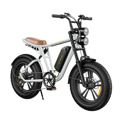 Izdelek na sliki je električno kolo, model Engwe M20. Kolo ima robustno zasnovo s širokimi pnevmatikami, kar omogoča vožnjo po različnih terenih. Na sprednjem delu sta nameščeni dve svetilki, kar povečuje vidnost. Sedež je rjav in udoben, medtem ko je baterija elegantno integrirana v okvir. Celotna zasnova je moderna in privlačna, kar odraža funkcionalnost in stil.