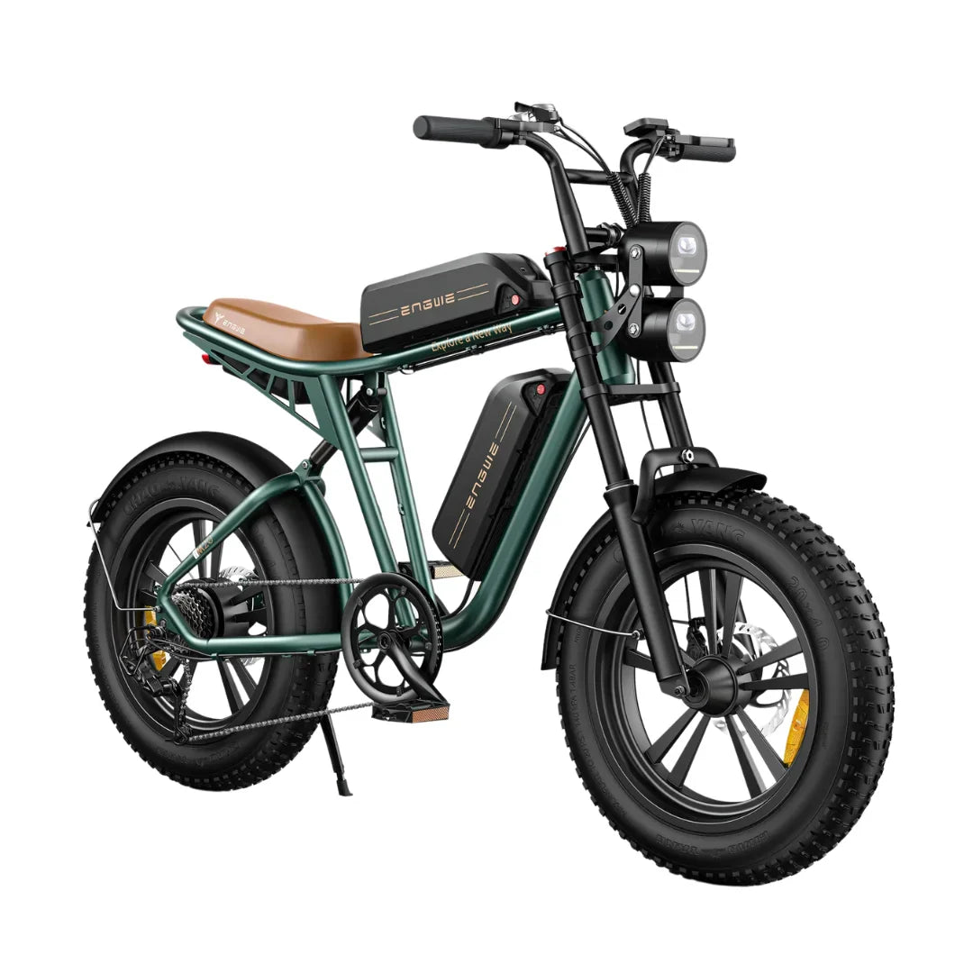 Izdelek je električno kolo znamke Engwe, model M20. Na sliki je vidno kolo z robustnim okvirjem, širokimi pnevmatikami in dvema sprednjima lučema. Kolo ima tudi udoben sedež v rjavi barvi ter dva baterijska paketa, kar nakazuje na njegovo električno funkcionalnost. Celoten dizajn je moderen in privlačen, kar ga naredi primernega za mestno in terensko vožnjo.
