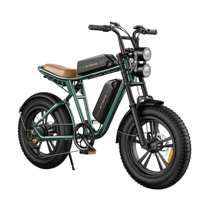 Izdelek je električno kolo znamke Engwe, model M20. Na sliki je vidno kolo z robustnim okvirjem, širokimi pnevmatikami in dvema sprednjima lučema. Kolo ima tudi udoben sedež v rjavi barvi ter dva baterijska paketa, kar nakazuje na njegovo električno funkcionalnost. Celoten dizajn je moderen in privlačen, kar ga naredi primernega za mestno in terensko vožnjo.